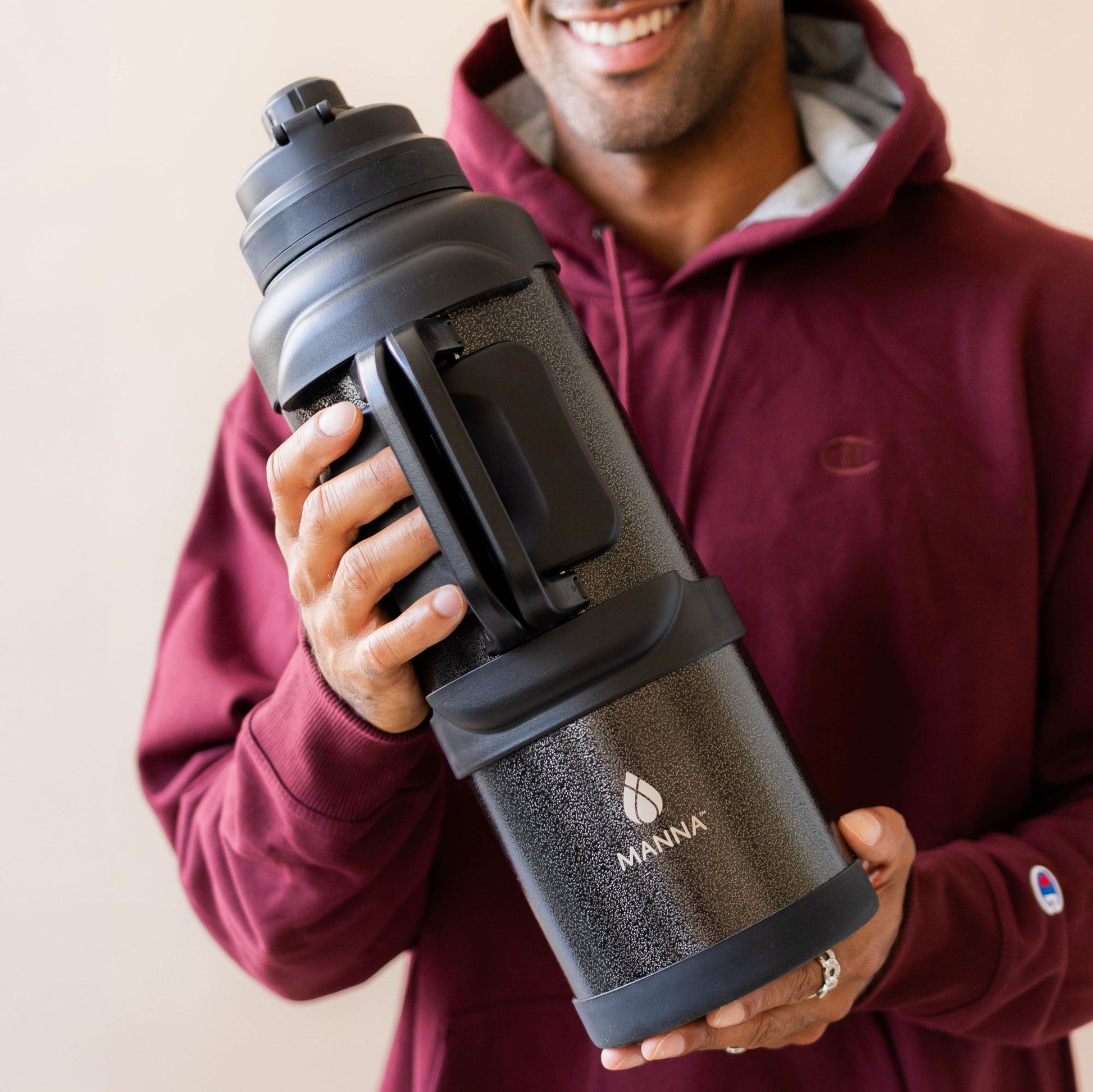 4l-titan-bottle-135-oz-b5 5Manna_Website_Lifestyles-29.jpg